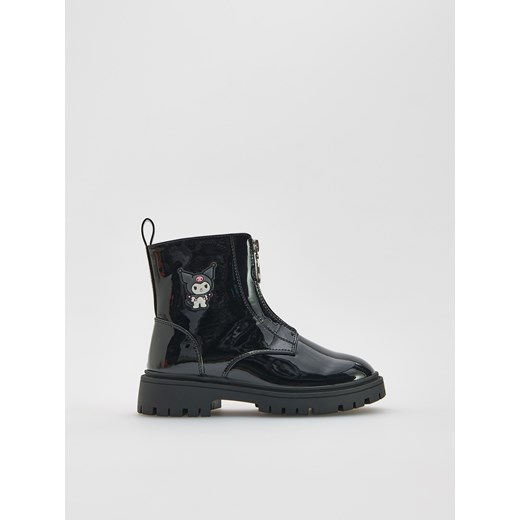 Reserved - Buty trapery Kuromi - czarny - id: 281GE-99X - marki Reserved - 186232147 Reserved - Buty trapery Kuromi - czarny ze sklepu Reserved w kategorii Buty zimowe dziecięce - zdjęcie 186232147