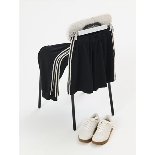 Sinsay - Szorty z lampasami - czarny ze sklepu Sinsay w kategorii Szorty - zdjęcie 186232727