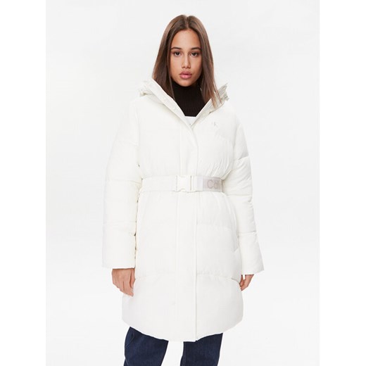 Calvin Klein Jeans Płaszcz zimowy J20J221894 Écru Regular Fit ze sklepu MODIVO w kategorii Płaszcze damskie - zdjęcie 186233437