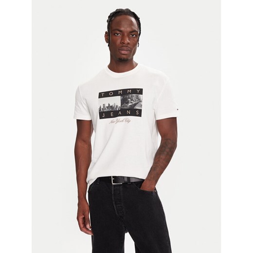 Tommy Jeans T-Shirt DM0DM22464 Biały Regular Fit ze sklepu MODIVO w kategorii T-shirty męskie - zdjęcie 186233827