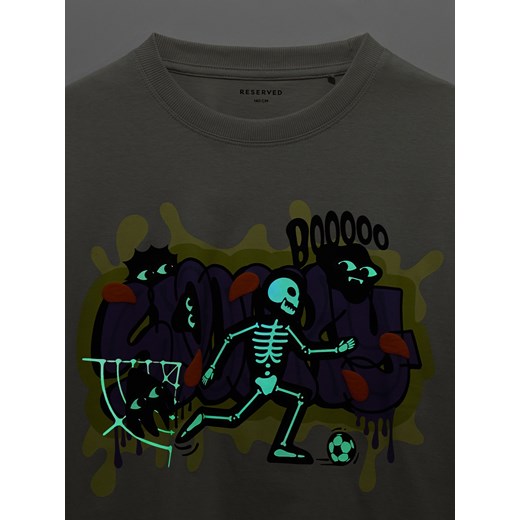 Reserved - T-shirt z nadrukiem świecącym w ciemności - jasnoszary - id: 052FH-09X - marki Reserved - 186253475 Reserved - T-shirt z nadrukiem świecącym w ciemności - jasnoszary ze sklepu Reserved w kategorii Spodnie chłopięce - zdjęcie 186253475