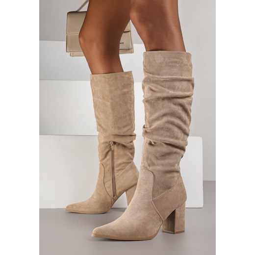 Ciemnobeżowe Marszczone Kozaki z Imitacji Zamszu na Słupku Rasinessa ze sklepu born2be.pl w kategorii Kozaki damskie - zdjęcie 186257807