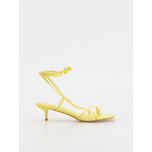 Reserved - Sandały z koralikami na obcasie - jasnożółty ze sklepu Reserved w kategorii Sandały damskie - zdjęcie 186262408