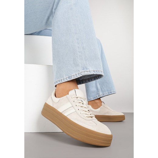 Jasnobeżowe Zamszowe Sneakersy na Grubej Podeszwie z Paskami i Skórzaną Wkładką Felenne ze sklepu born2be.pl w kategorii Buty sportowe damskie - zdjęcie 186262779
