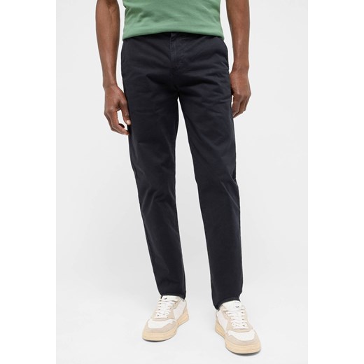 Męskie Spodnie Jeansowe Mustang Style Daytona Chino Black Beauty 1016357 4185 ze sklepu YouNeedit.pl w kategorii Jeansy męskie - zdjęcie 186266175