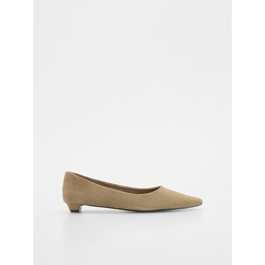 Reserved - Zamszowe baleriny - kremowy ze sklepu Reserved w kategorii Balerinki - zdjęcie 186274218