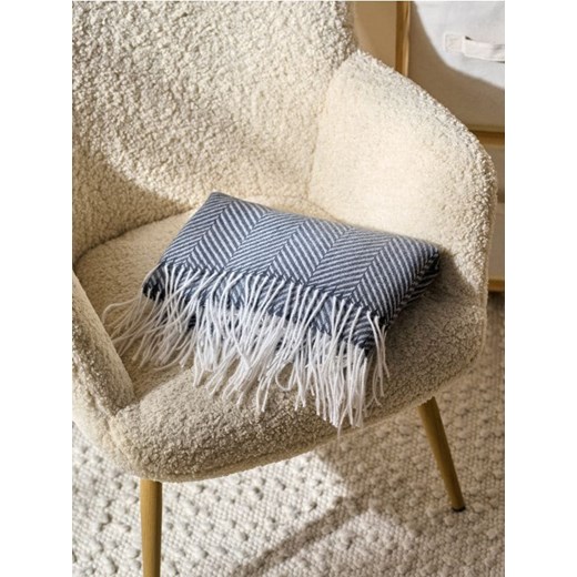 Sinsay - Koc wykończony frędzlami w asymetryczne paski - szary ze sklepu Sinsay w kategorii Koce i pledy - zdjęcie 186277546