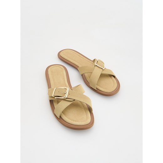 Reserved - Zamszowe klapki z klamrami - beżowy ze sklepu Reserved w kategorii Klapki damskie - zdjęcie 186286476