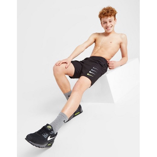 NIKE SWIM SZORTY STACKED SWOOSH SWIM BLK ze sklepu JD Sports  w kategorii Spodenki chłopięce - zdjęcie 186320167