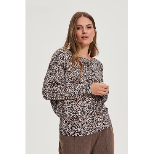 Sweter w panterkę beżowy ze sklepu Moodo.pl w kategorii Swetry damskie - zdjęcie 186321055