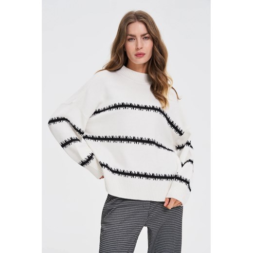 Sweter w paski z obniżoną linią ramion biały ze sklepu Moodo.pl w kategorii Swetry damskie - zdjęcie 186321086