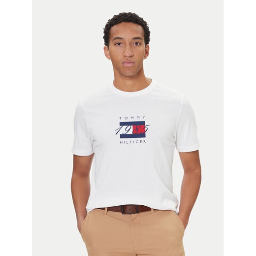 Tommy Hilfiger T-Shirt Linear Flag MW0MW41338 Biały Regular Fit ze sklepu MODIVO w kategorii T-shirty męskie - zdjęcie 186323056