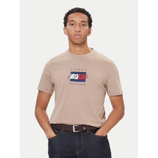 Tommy Hilfiger T-Shirt Linear Flag MW0MW41338 Beżowy Regular Fit ze sklepu MODIVO w kategorii T-shirty męskie - zdjęcie 186323146