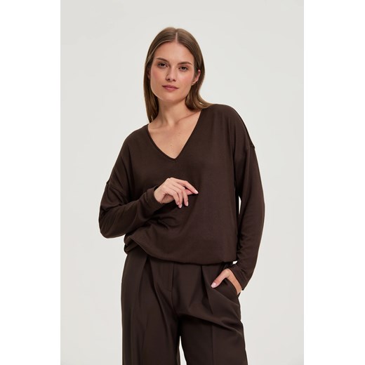Sweter z dekoltem w serek brązowy ze sklepu Moodo.pl w kategorii Swetry damskie - zdjęcie 186331547