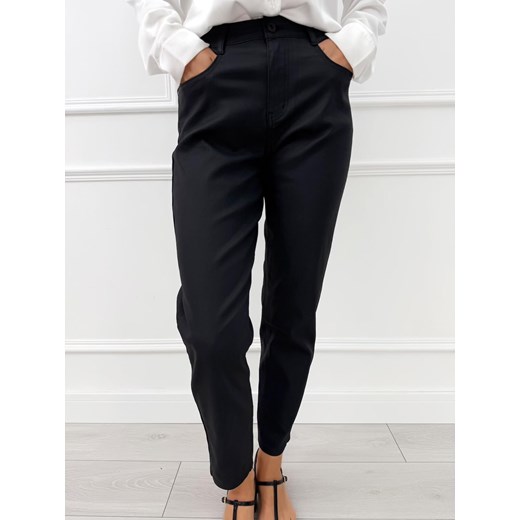 Czarne Woskowane Spodnie Mom Fit ze sklepu ModnaKiecka.pl w kategorii Spodnie damskie - zdjęcie 186332869