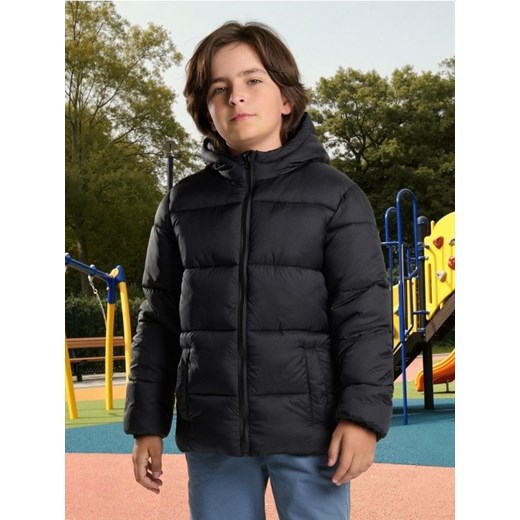 Sinsay - Pikowana kurtka z kapturem - czarny ze sklepu Sinsay w kategorii Kurtki chłopięce - zdjęcie 186343025
