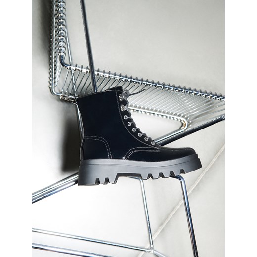 Sinsay - Lakierowane botki - czarny Sinsay 39 Sinsay