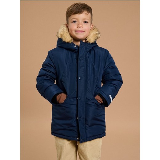 Sinsay - Kurtka z kapturem obszytym sztucznym futrem - granatowy ze sklepu Sinsay w kategorii Kurtki chłopięce - zdjęcie 186344218