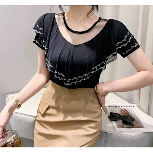 Bluzka damska z ozdobnym dekoltem - Czarny M ze sklepu Intimica.pl w kategorii Bluzki damskie - zdjęcie 186352698