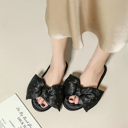 Kapcie satynowe z kokardą - Czarny 37 ze sklepu Intimica.pl w kategorii Kapcie damskie - zdjęcie 186358438