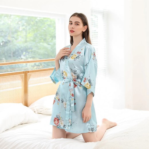 Krótki satynowy szlafrok w kwiaty - Niebieski Uniwersalny ze sklepu Intimica.pl w kategorii Szlafroki damskie - zdjęcie 186362057