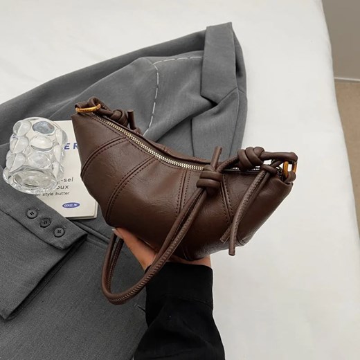 Mała skórzana torebka rogalik - Brązowy ze sklepu Intimica.pl w kategorii Torebki bagietki - zdjęcie 186362865