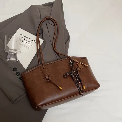 Skórzana torba z zawieszką - Brązowy ze sklepu Intimica.pl w kategorii Torby Shopper bag - zdjęcie 186367235