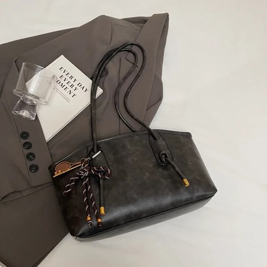 Skórzana torba z zawieszką - Czarny ze sklepu Intimica.pl w kategorii Torby Shopper bag - zdjęcie 186367236