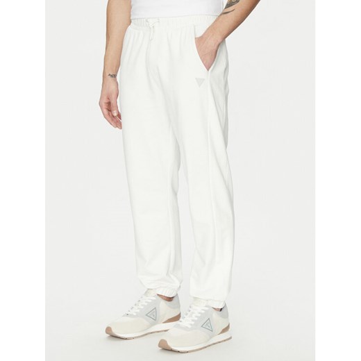 Guess Spodnie dresowe Z5GB06 K6ZS1 Biały Regular Fit ze sklepu MODIVO w kategorii Spodnie męskie - zdjęcie 186380839