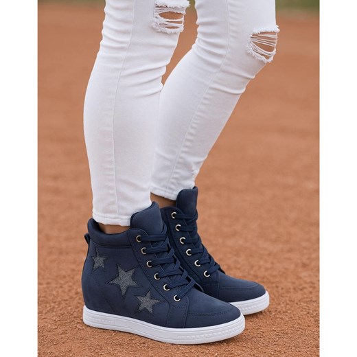 Granatowe sneakersy na niskim koturnie /C7-2 10540 T393/ ze sklepu Pantofelek24.pl w kategorii Botki - zdjęcie 186384379