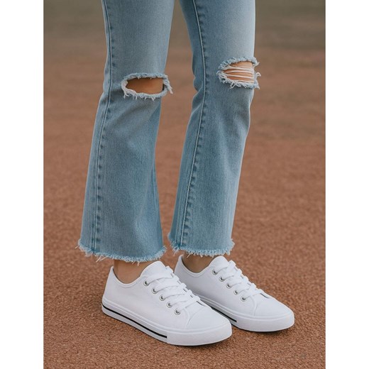 Klasyczne białe trampki z niską cholewką /B4-1 15577 T089/ ze sklepu Pantofelek24.pl w kategorii Trampki damskie - zdjęcie 186385277