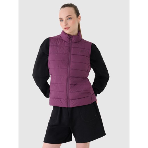 Damski bezrękawnik puchowy pikowany 4F 4FWSS25TVJAF181 - fioletowy ze sklepu Sportstylestory.com w kategorii Kamizelki damskie - zdjęcie 186385897