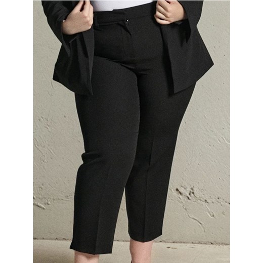 Sinsay - Eleganckie spodnie w kant PLUS SIZE - czarny ze sklepu Sinsay w kategorii Spodnie damskie - zdjęcie 186386339