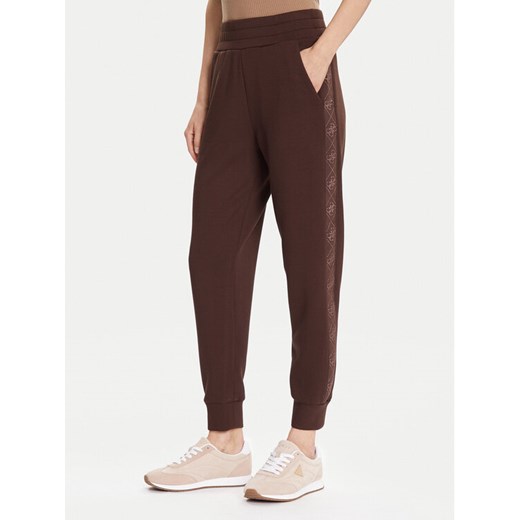 Guess Spodnie dresowe W5YB11 KBYE2 Brązowy Regular Fit ze sklepu MODIVO w kategorii Spodnie damskie - zdjęcie 186387588