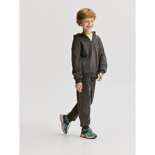 Reserved - Bawełniany komplet - ciemnoszary - id: 129FI-90X - marki Reserved - 186387986 Reserved - Bawełniany komplet - ciemnoszary ze sklepu Reserved w kategorii Komplety chłopięce - zdjęcie 186387986