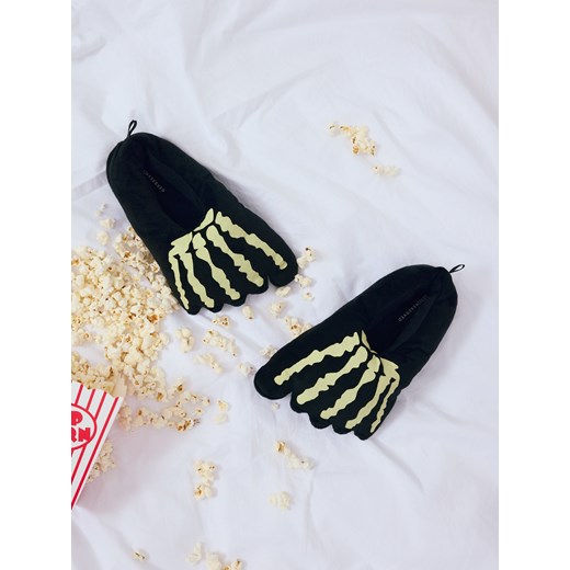 Reserved - Kapcie świecące w ciemności - czarny ze sklepu Reserved w kategorii Zabawki - zdjęcie 186393148