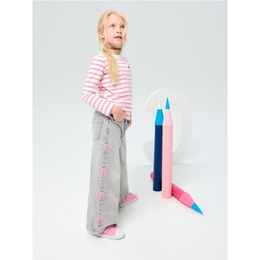 Sinsay - Jeansy wide leg z haftem - szary - id: 382EW-09J - marki Sinsay - 186398837 Sinsay - Jeansy wide leg z haftem - szary ze sklepu Sinsay w kategorii Spodnie dziewczęce - zdjęcie 186398837