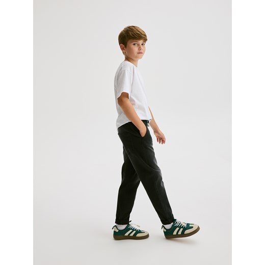 Reserved - Elastyczne jeansy carrot - czarny ze sklepu Reserved w kategorii Spodnie chłopięce - zdjęcie 186400929