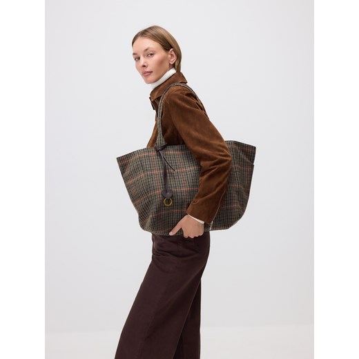 Reserved - Torebka shopper z zawieszką - wielobarwny - id: 639FC-MLC - marki Reserved - 186401418 Reserved - Torebka shopper z zawieszką - wielobarwny ze sklepu Reserved w kategorii Torby Shopper bag - zdjęcie 186401418