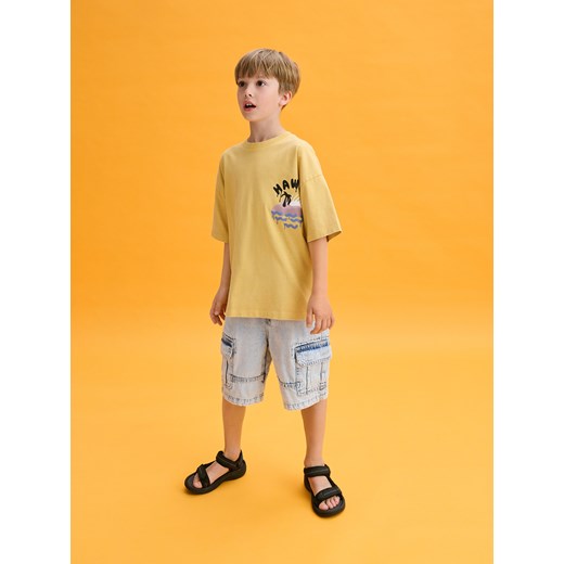 Reserved - Denimowe szorty z brelokiem - niebieski ze sklepu Reserved w kategorii Spodenki chłopięce - zdjęcie 186405368