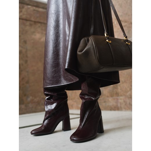 Reserved - Skórzane kozaki z marszczeniem - bordowy - id: 390FF-83X - marki Reserved - 186405437 Reserved - Skórzane kozaki z marszczeniem - bordowy ze sklepu Reserved w kategorii Kozaki damskie - zdjęcie 186405437