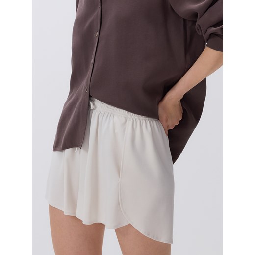 Reserved - Gładkie szorty z modalem - beżowy ze sklepu Reserved w kategorii Szorty - zdjęcie 186407455