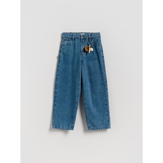 Reserved - Jeansy baggy z brelokiem - niebieski ze sklepu Reserved w kategorii Spodnie chłopięce - zdjęcie 186409208