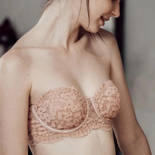 Biustonosz bez ramiączek z elegancką koronką - Różowy S ze sklepu Intimica.pl w kategorii Biustonosze - zdjęcie 186414599