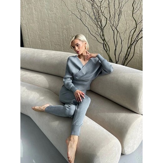 Komplet damski z dekoltem - Szary Uniwersalny ze sklepu Intimica.pl w kategorii Komplety i garnitury damskie - zdjęcie 186419268