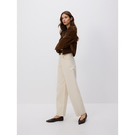 Reserved - Jeansy barrel leg - złamana biel ze sklepu Reserved w kategorii Jeansy damskie - zdjęcie 186431016