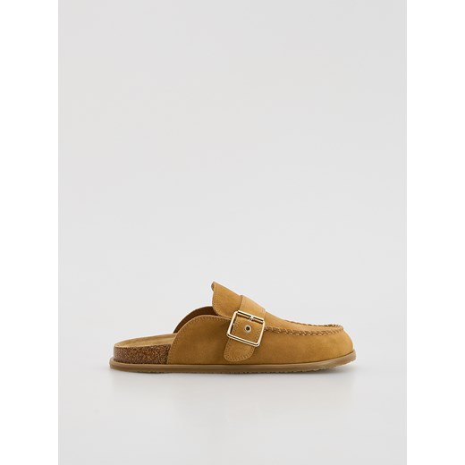 Reserved - Zamszowe mule - brązowy ze sklepu Reserved w kategorii Klapki damskie - zdjęcie 186434007