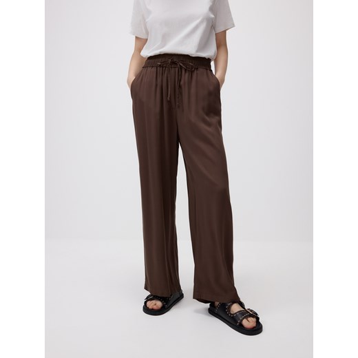 Reserved - Szerokie spodnie z wiskozy - beżowy ze sklepu Reserved w kategorii Spodnie damskie - zdjęcie 186434168