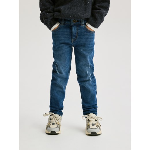Reserved - Jeansy slim z dziurami - niebieski ze sklepu Reserved w kategorii Spodnie chłopięce - zdjęcie 186435047