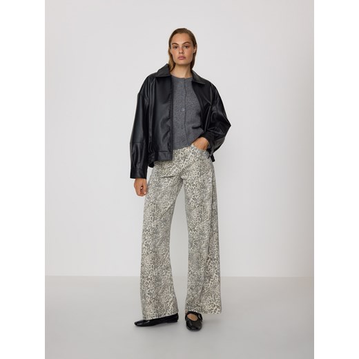 Reserved - Jeansy w zwierzęcy wzór - beżowy ze sklepu Reserved w kategorii Jeansy damskie - zdjęcie 186436849